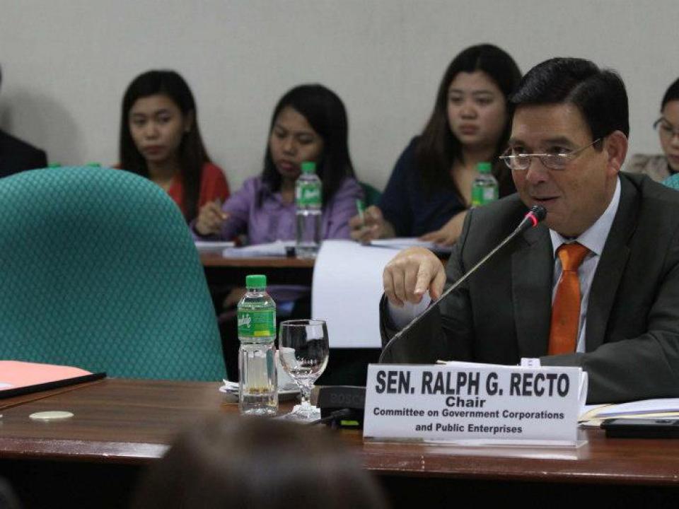 Sen. Ralph G. Recto, chair of the Senate Committee on Government Corporations and Public Enterprises, conducts hearing on two proposed measures increasing the pension of Social Security System (SSS) members and creating the Philippine Horseracing Authority. (Photos by Alex Nuevaespana of PRIB)