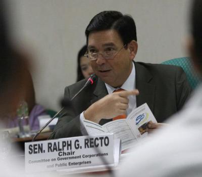 Sen. Ralph G. Recto, chair of the Senate Committee on Government Corporations and Public Enterprises, conducts hearing on two proposed measures increasing the pension of Social Security System (SSS) members and creating the Philippine Horseracing Authority. (Photos by Alex Nuevaespana of PRIB)