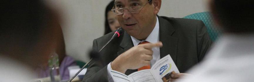 Sen. Ralph G. Recto, chair of the Senate Committee on Government Corporations and Public Enterprises, conducts hearing on two proposed measures increasing the pension of Social Security System (SSS) members and creating the Philippine Horseracing Authority. (Photos by Alex Nuevaespana of PRIB)