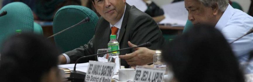 Sen. Ralph G. Recto, chair of the Senate Committee on Government Corporations and Public Enterprises, conducts hearing on two proposed measures increasing the pension of Social Security System (SSS) members and creating the Philippine Horseracing Authority. (Photos by Alex Nuevaespana of PRIB)